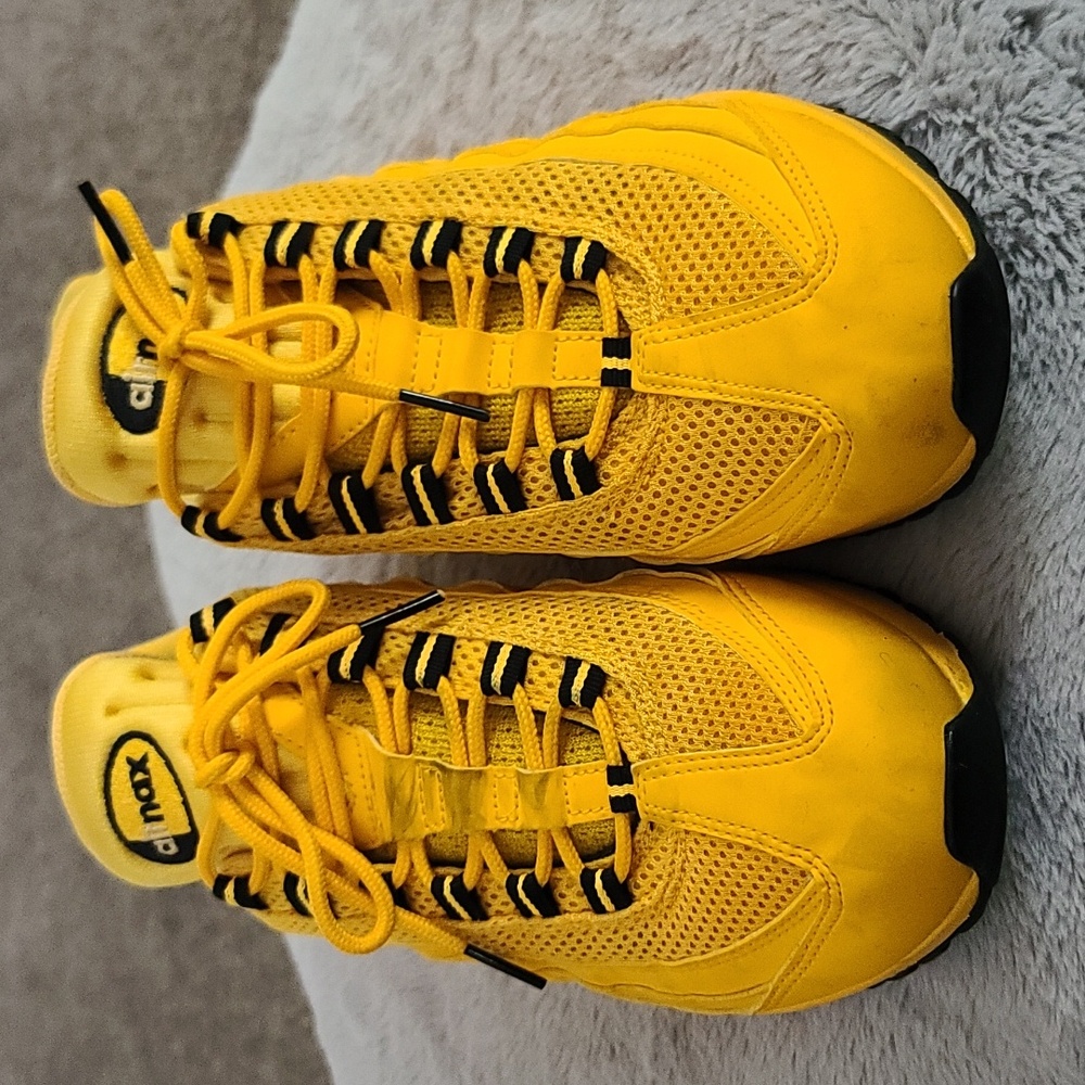 SHOES - Picture 2 of 8